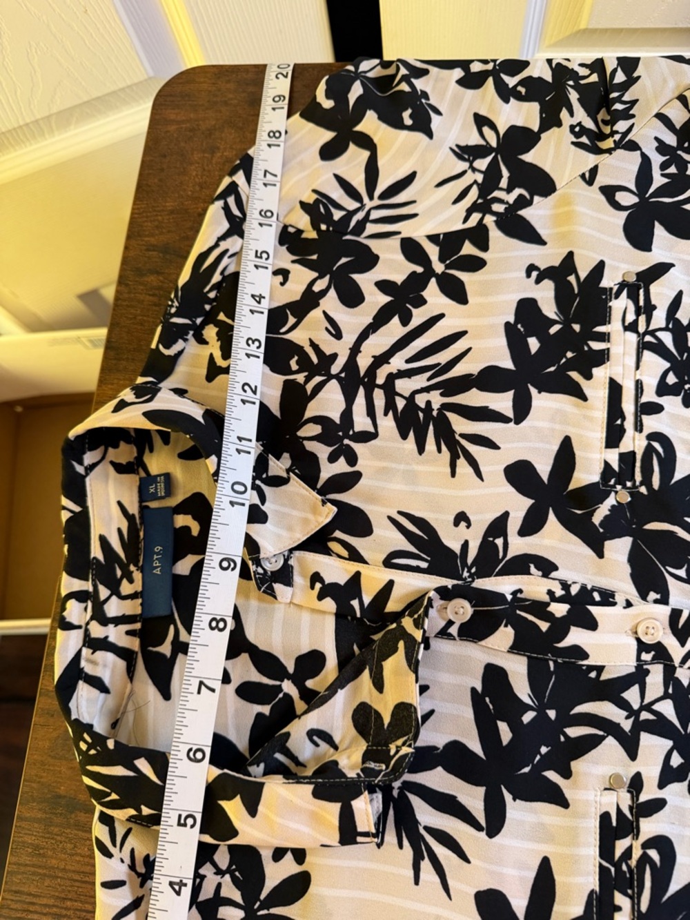 Apt. 9 Black & White Floral Button-Front Blouse Excellent Condition - Picture 4 of 10